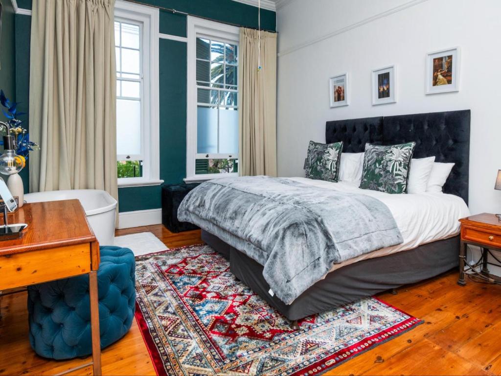 开普敦Belvedere House的一间卧室配有一张床和一张书桌