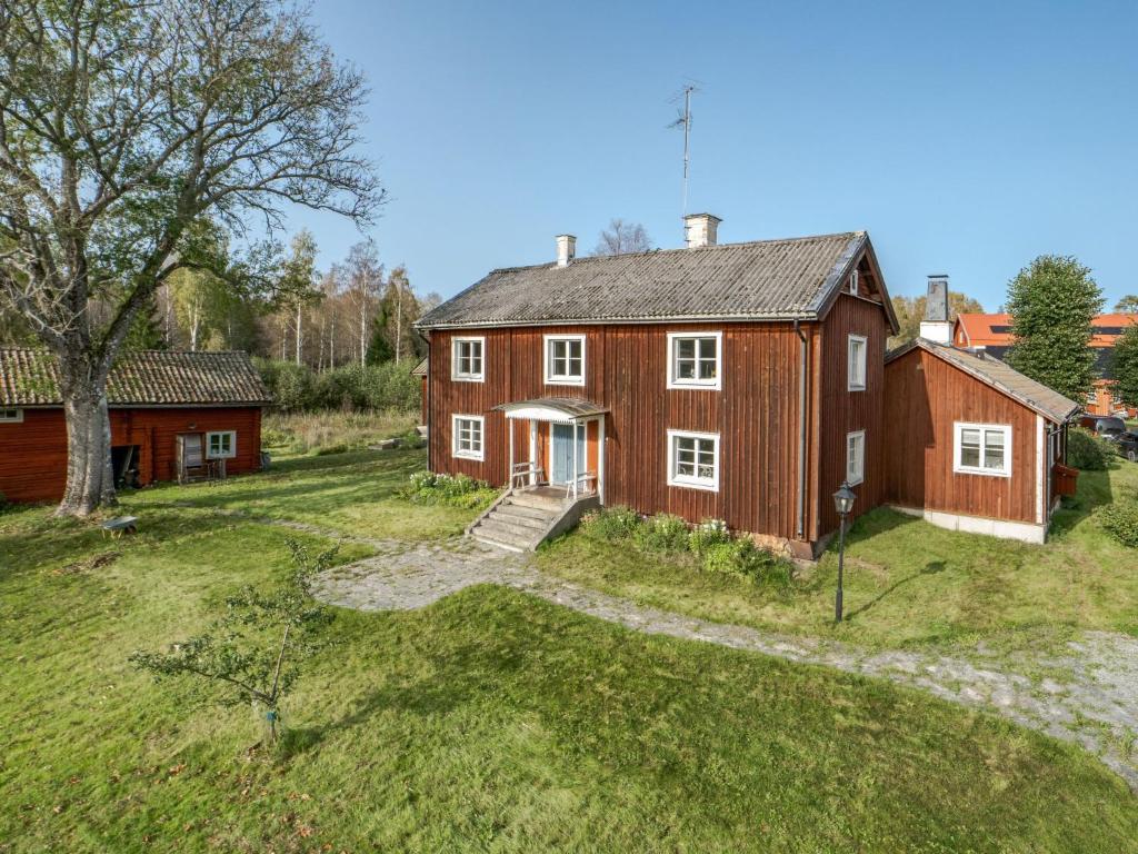 NorbergHoliday Home Karsbo gård - VML114 by Interhome的草地上一座大型红色房子