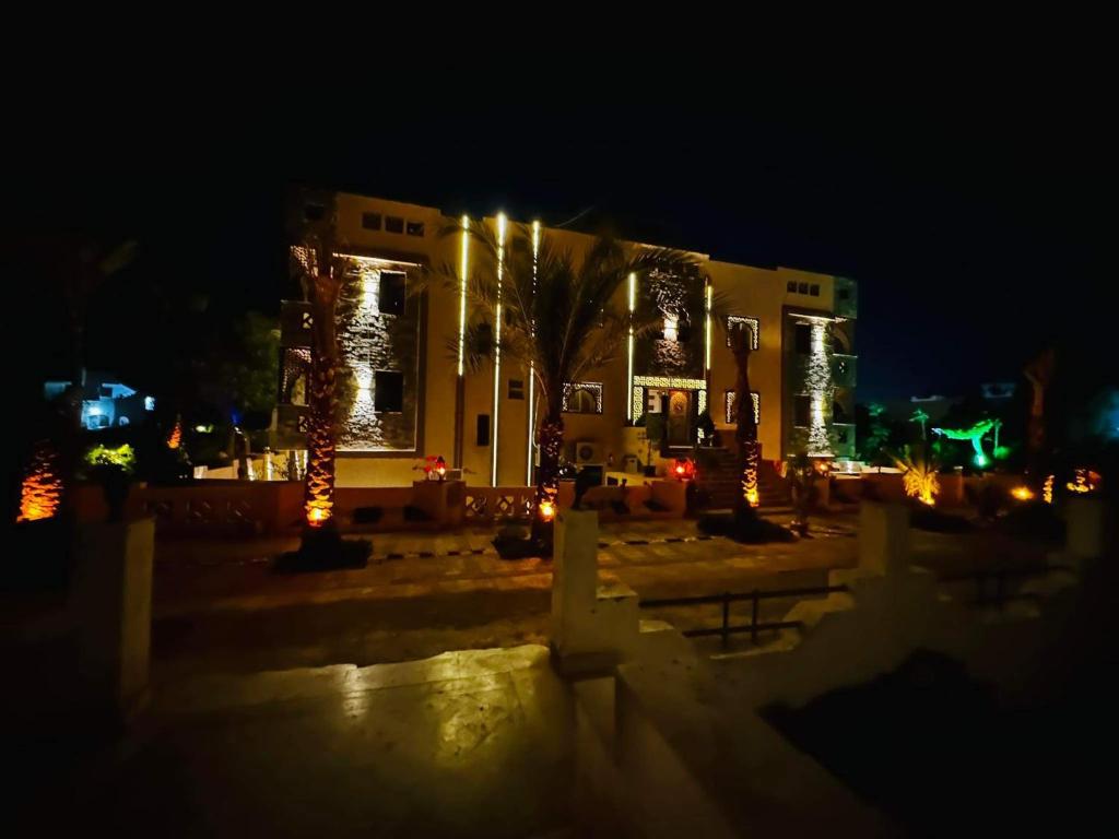 沙姆沙伊赫Villa Silia的一座建筑,在晚上前有圣诞灯