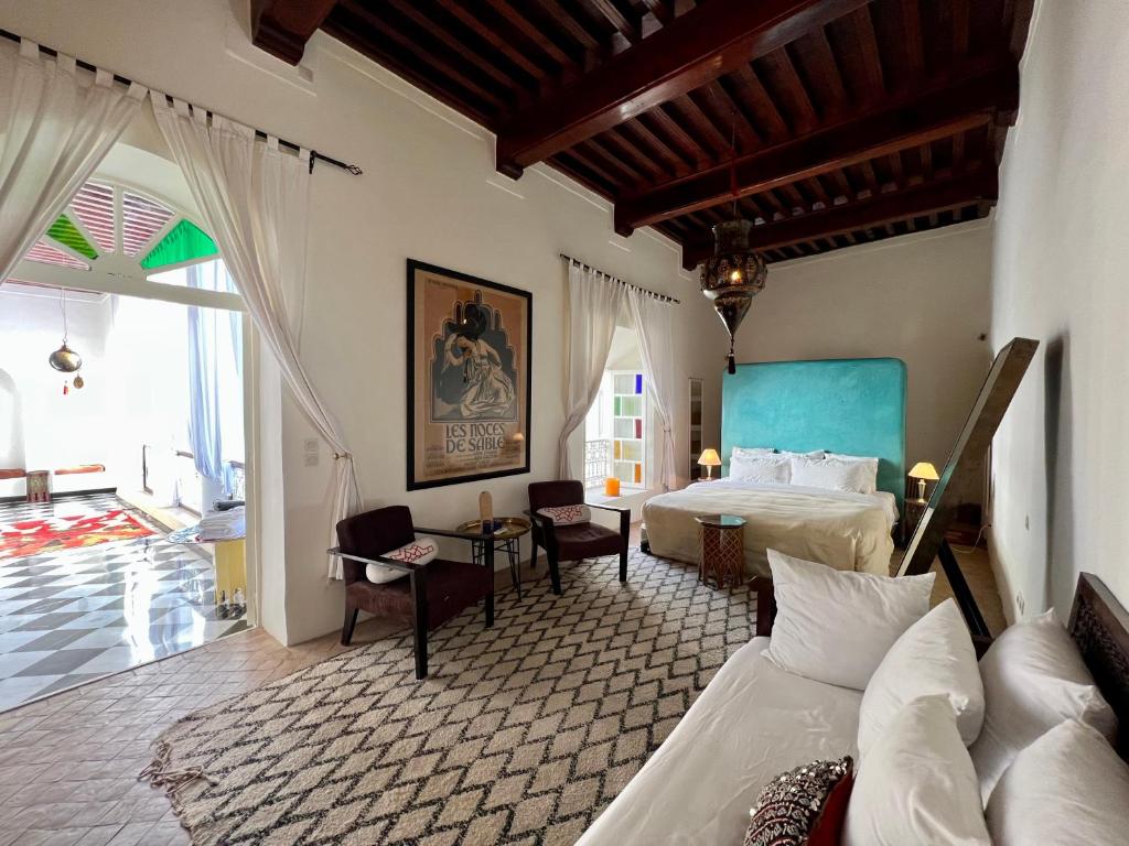 马拉喀什马拉喀什斯瓦住宿加早餐旅馆的一间卧室配有两张床和一张桌子。