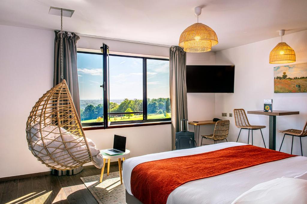 恩尼瑞绿色印象派公寓式酒店的酒店客房,配有一张床和一张挂椅