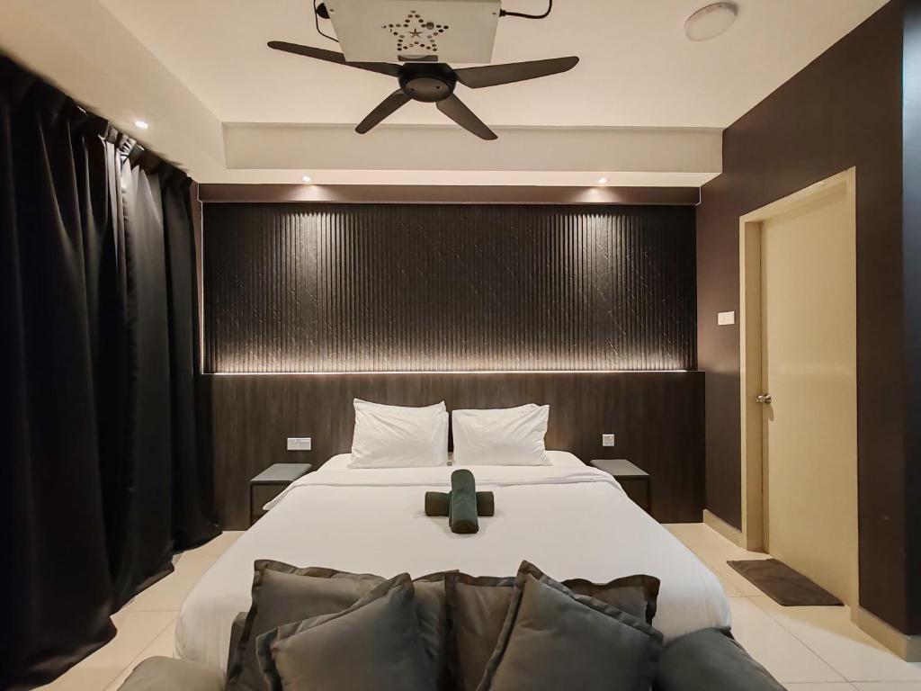 马六甲Luxury Couple Suites l Free Netflix l Mini Cinema l Massage Chair l Bathtub l WIFI 100mbps l Town Area Bali Residence的一间卧室配有一张大床和吊扇