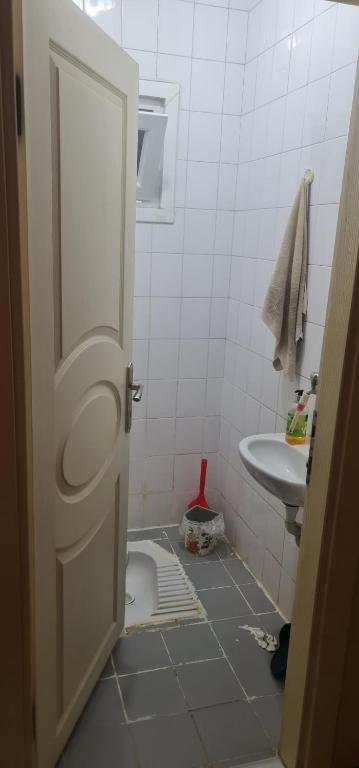 PasakoyGüzel ev的一间带卫生间和水槽的浴室