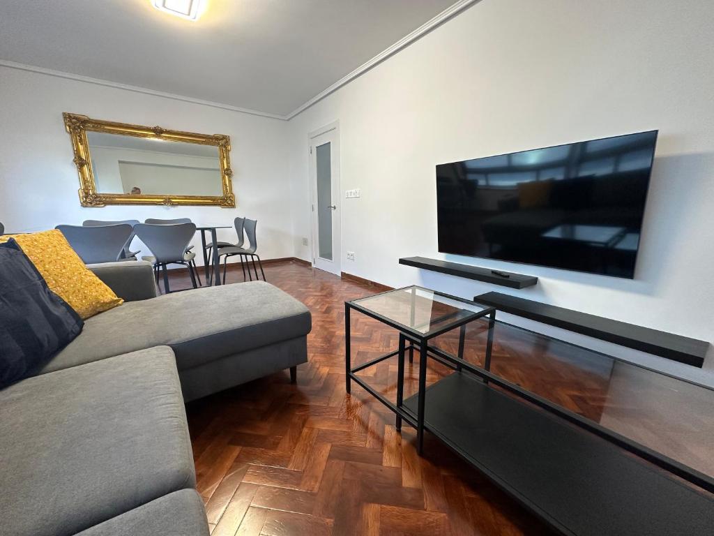 拉科鲁尼亚Oktheway Big Coruña的带沙发和平面电视的客厅