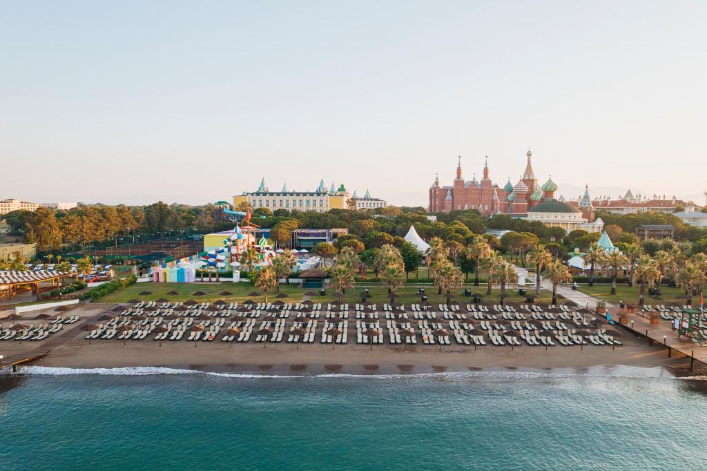 拉瑞Kremlin Palace的享有带椅子和水的大型公园的空中景致