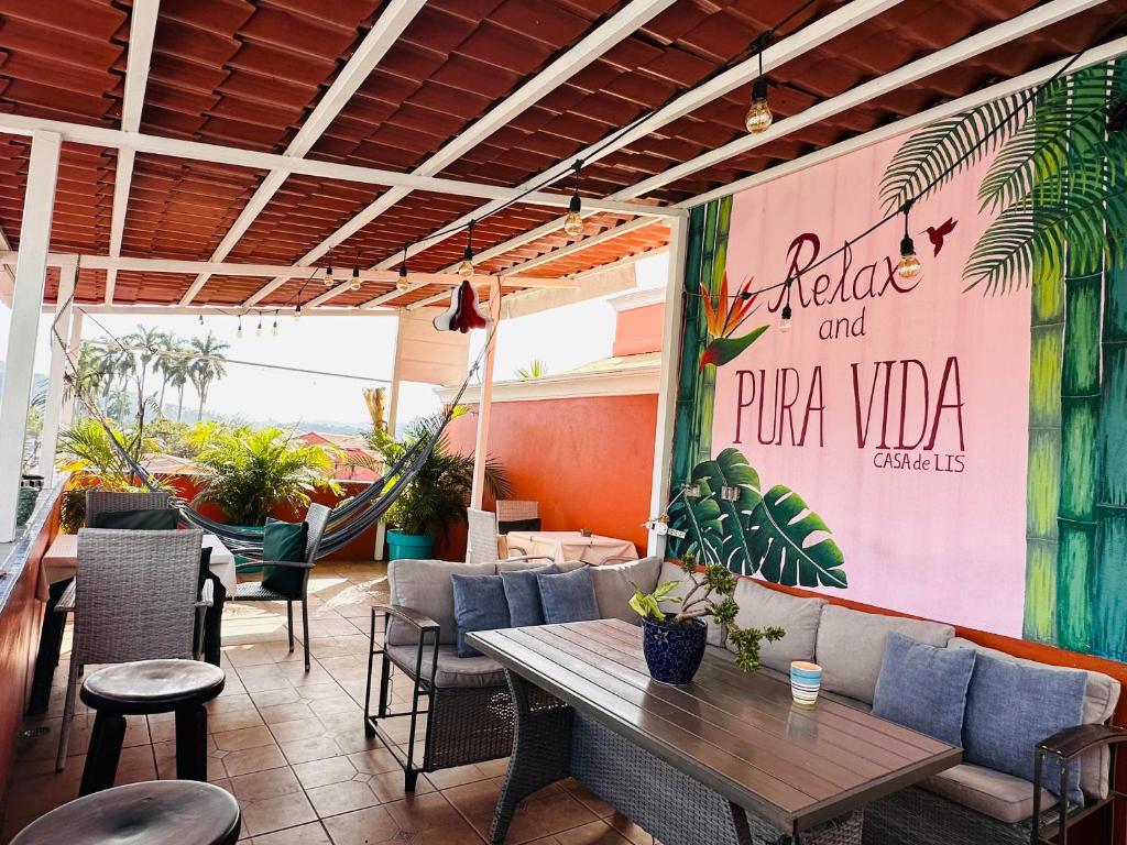 图里亚尔瓦Casa de Lis Hotel & Tourist Info Centre的一间设有桌椅的餐厅,墙上有标志