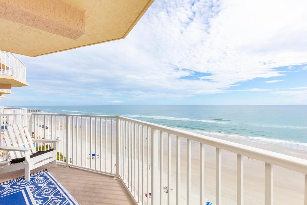 德通纳海滩海岸Daytona Beach Shores Ocean Front Balcony 2Beds 2BA King STE and 2Queens - Shores Club 805的海景阳台。