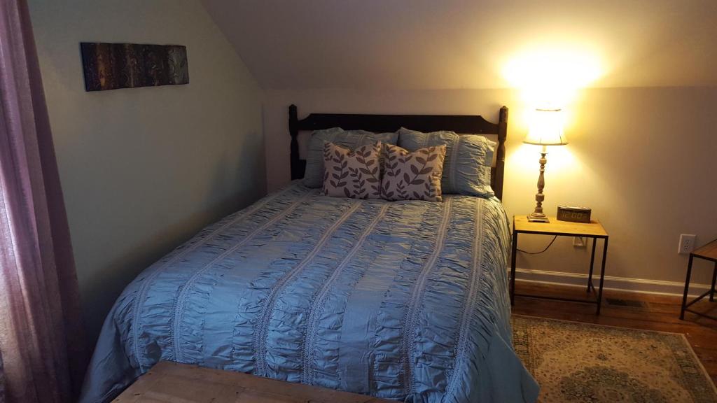 佛罗伦萨Pine Street Studios的一间卧室配有一张带蓝色床单和枕头的床。
