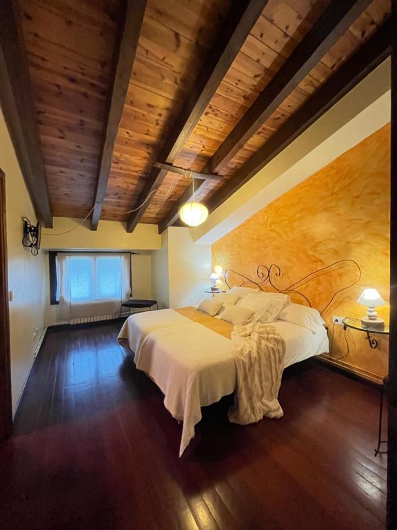 仕格莱The Garden by LUKE的一间卧室设有两张床和木制天花板