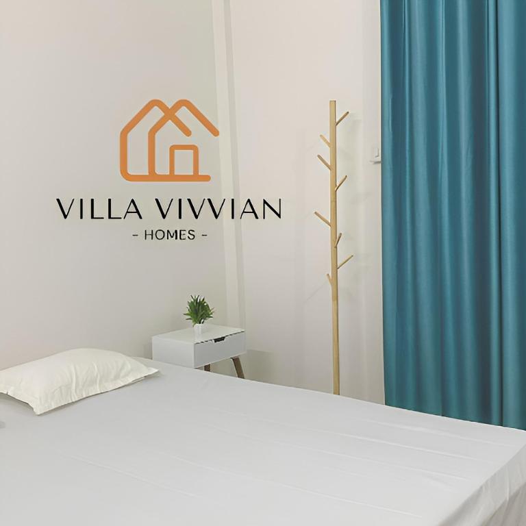 迪布鲁加尔Villa Vivian - a cozy vacation home + free parking的卧室配有白色的床和标志