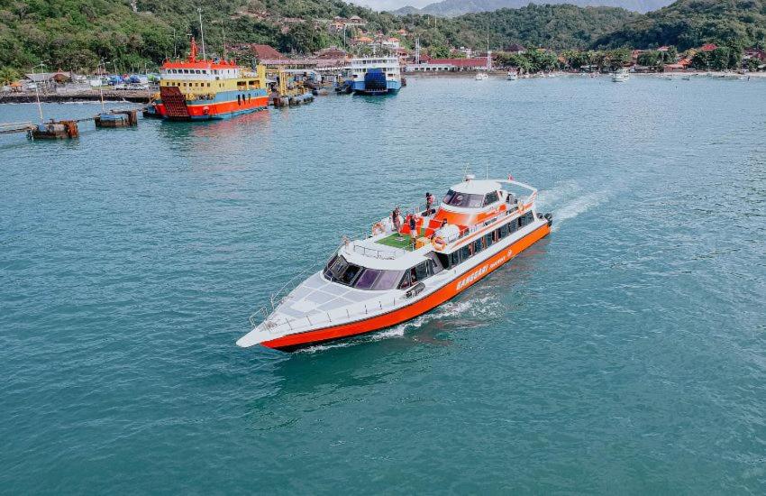 八丹拜Gili Ferries Ganggari Speedboat的一条橙色和白色的船在水中