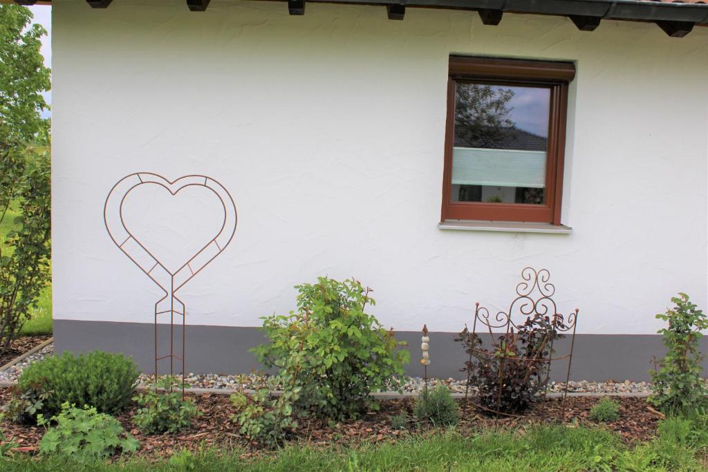ÖtisheimFerienhaus Landliebe的一座房子的侧面画着的心