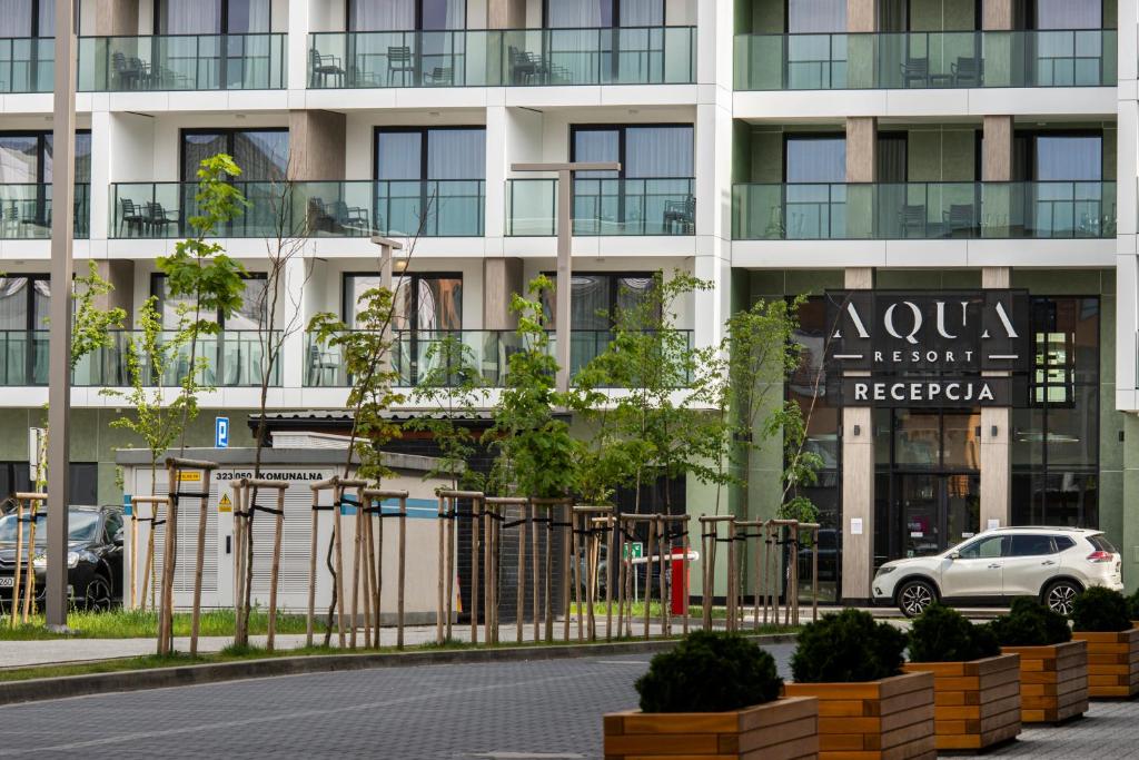 米兹多洛杰Bel Mare Aqua Resort的带有酒店标志的公寓大楼
