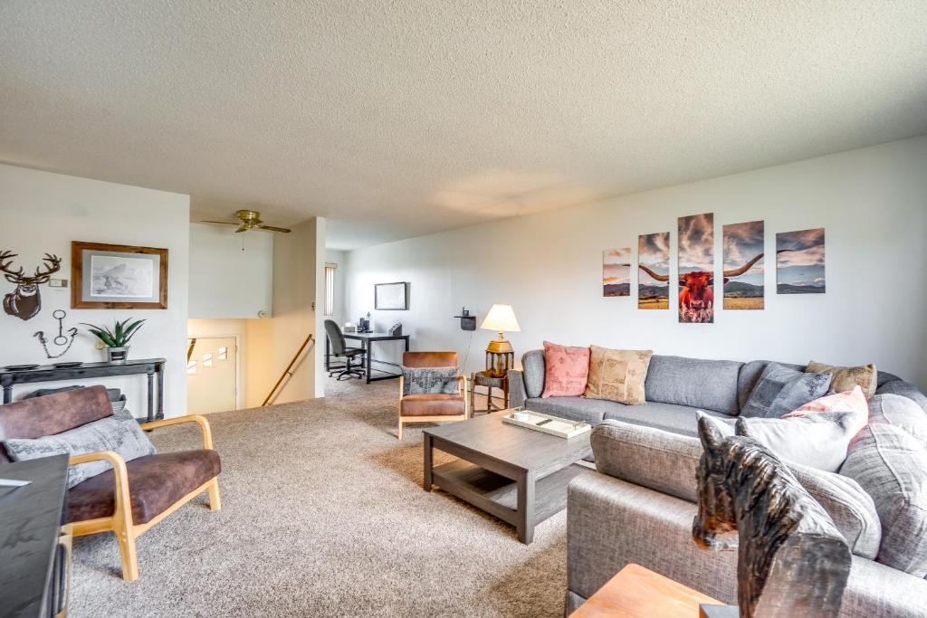 拉勒米Laramie Vacation Rental 3 Mi to Downtown!的客厅配有沙发和桌子