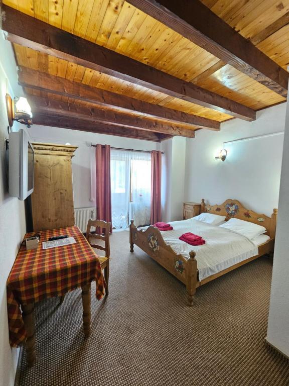 布朗潘苏妮儿卡萨高博尔旅馆的一间卧室设有两张床和木制天花板