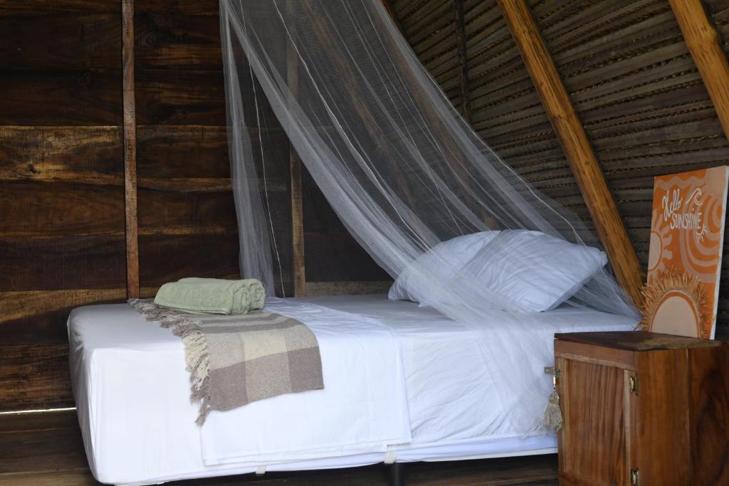 PedregalLa Chantin的一间卧室配有一张带蚊帐的床
