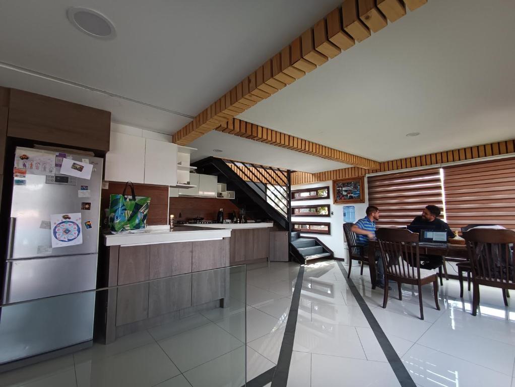 圣地亚哥Hostel Enea Homes的带冰箱的厨房,以及餐桌