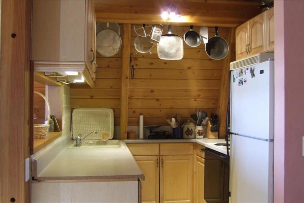 德里格斯Pet Friendly Darby Barn in Teton Valley的厨房配有木制橱柜和白色冰箱。