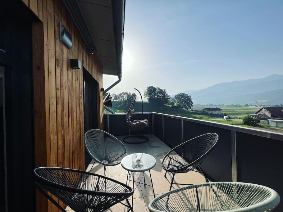 修尔Bergpanorama Lodge — Alpenidylle的阳台配有桌椅。