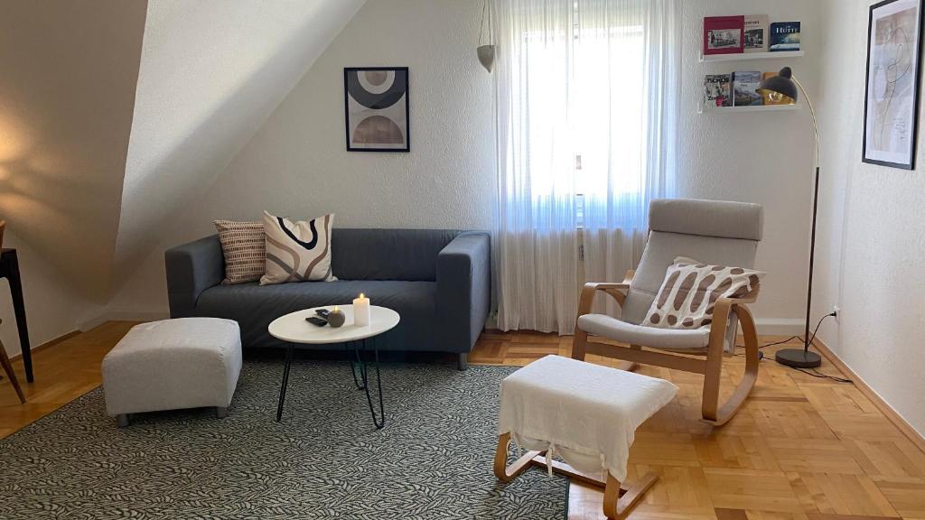 克拉根福Wohnung am Spitalberg的客厅配有蓝色的沙发和椅子