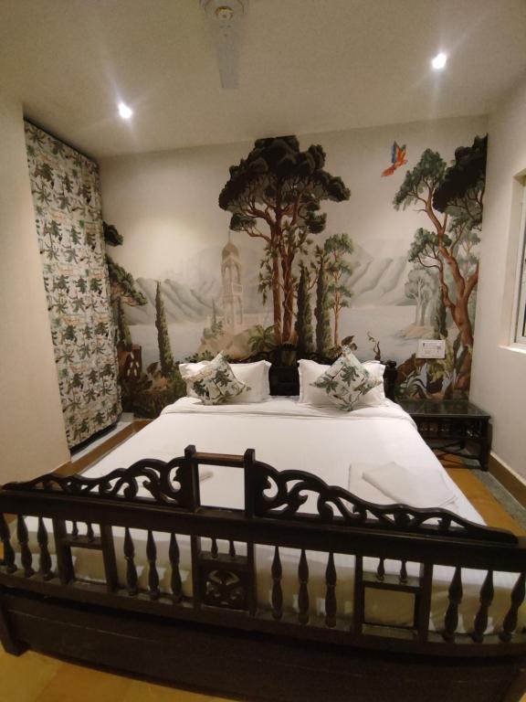 斋沙默尔Kiran Apartment的一间卧室配有一张壁画床