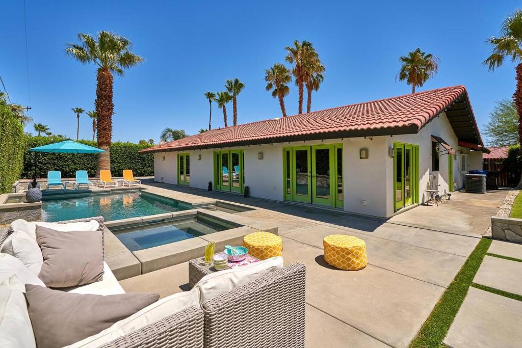 棕榈泉Pineapple Splash! Complete Privacy! Salt Pool!的一座带游泳池和房子的别墅