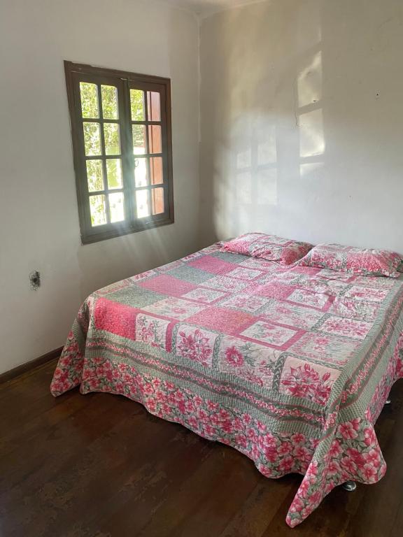 迪亚曼蒂纳Pousada Gama的一间卧室配有一张床铺,床上有毯子