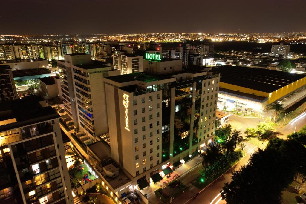 巴西利亚Jade Hotel Brasília的夜晚带灯光的城市景观
