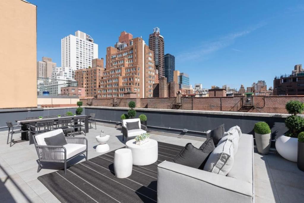 纽约3BR Penthouse with Massive Private Rooftop的带家具的屋顶露台,享有城市美景