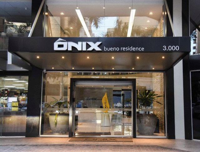 戈亚尼亚Flat inteiro Ônix Bueno的建筑物前面的商店,上面有标志