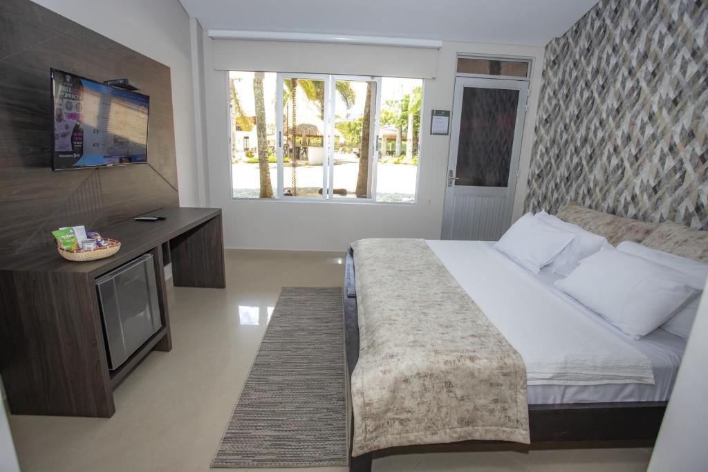 比亚维森西奥HOTEL CAMPESTRE Palma的一间卧室配有一张床和一台电视