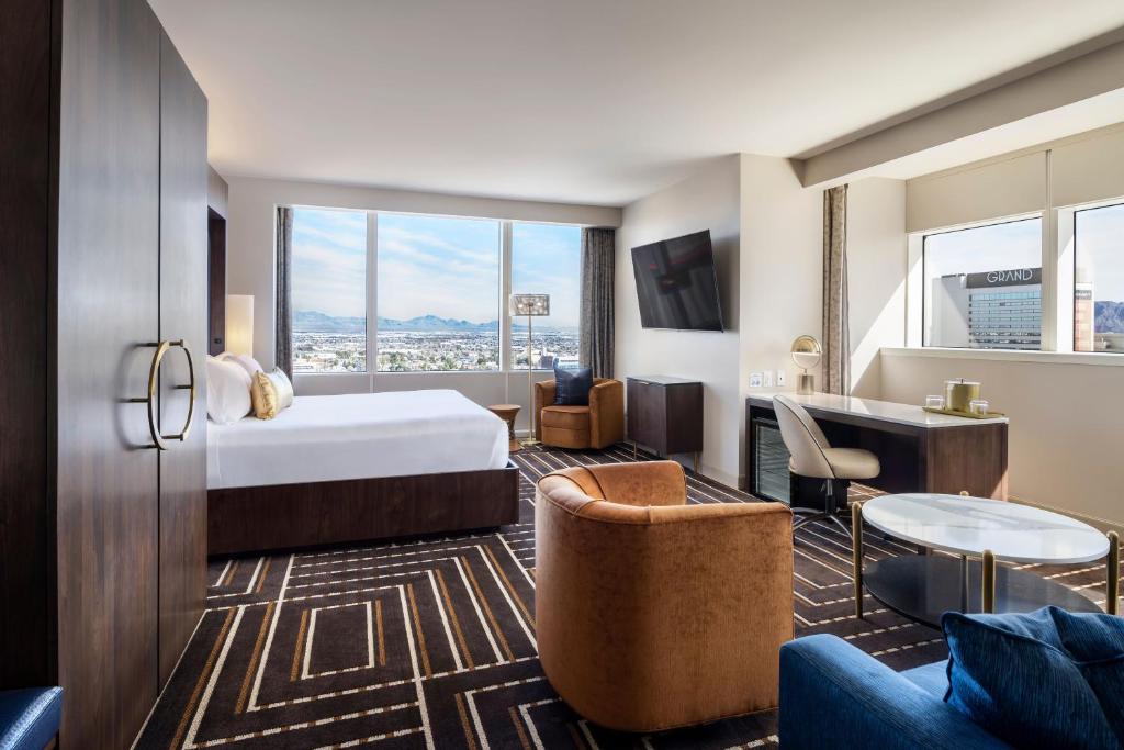 拉斯维加斯Circa Resort & Casino - Adults Only的配有一张床和一张书桌的酒店客房