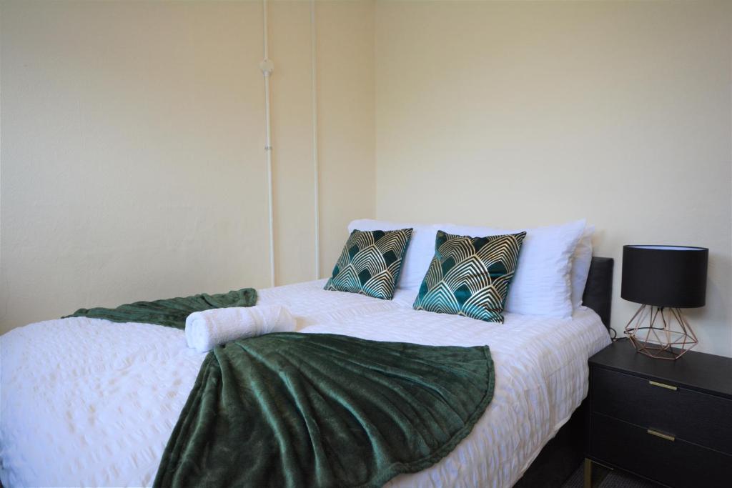 The Good night rooms liverpool的一间卧室配有带白色床单和枕头的床。