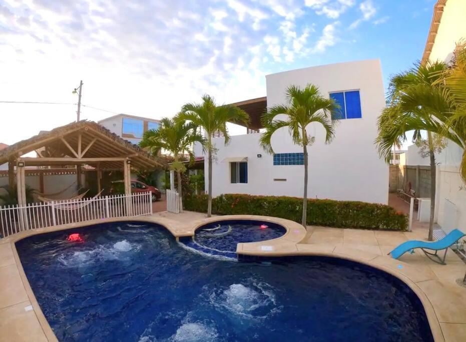普拉亚斯Casa con piscina y salida a la playa的房屋前的大型游泳池