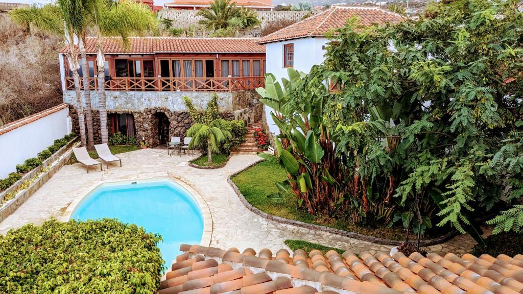 伊科德洛斯维诺斯Las Villas de Gardel的享有带游泳池的房屋的空中景致