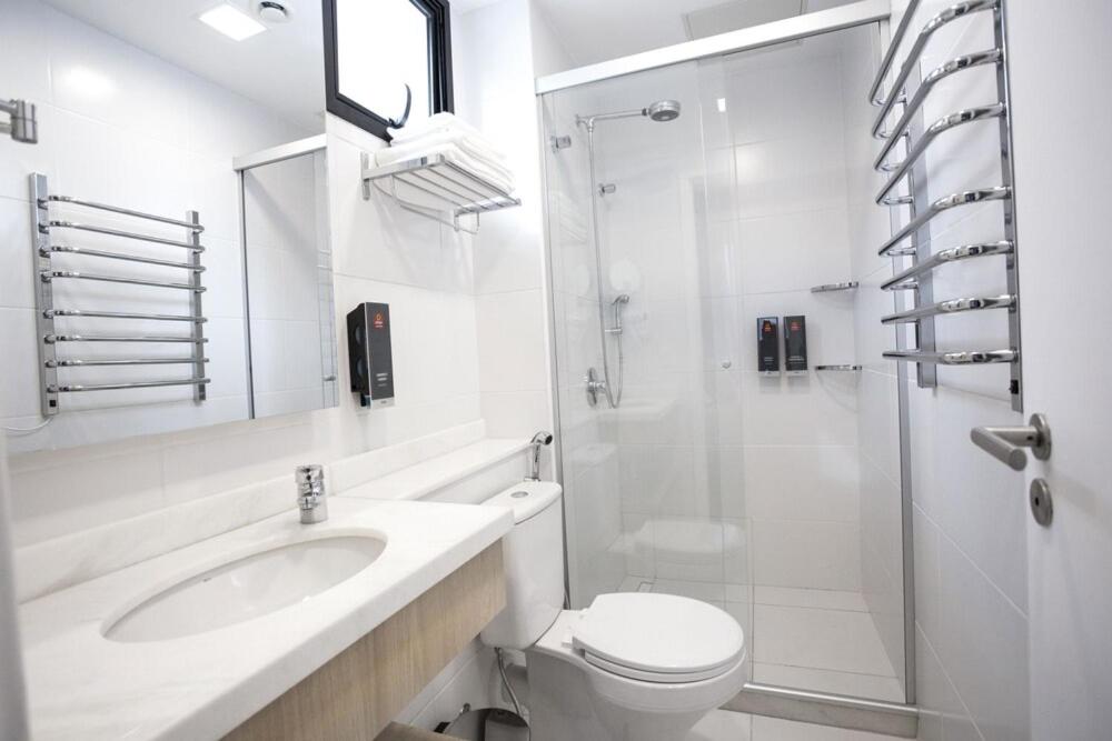 萨尔瓦多Apartamento Mondial Salvador的一间带水槽、卫生间和淋浴的浴室
