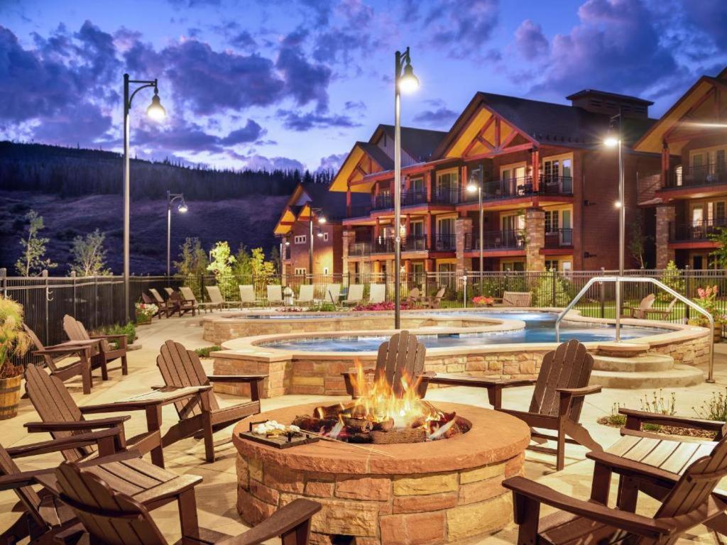 布雷肯里奇Exquisite Upscale Oasis · Ski Resort的一个带火坑的庭院和一个度假村