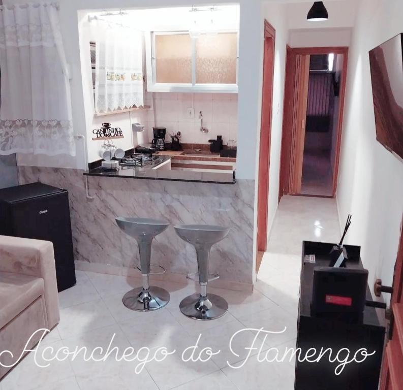 里约热内卢Aconchego do Flamengo的一间厨房,内设一个柜台和凳子