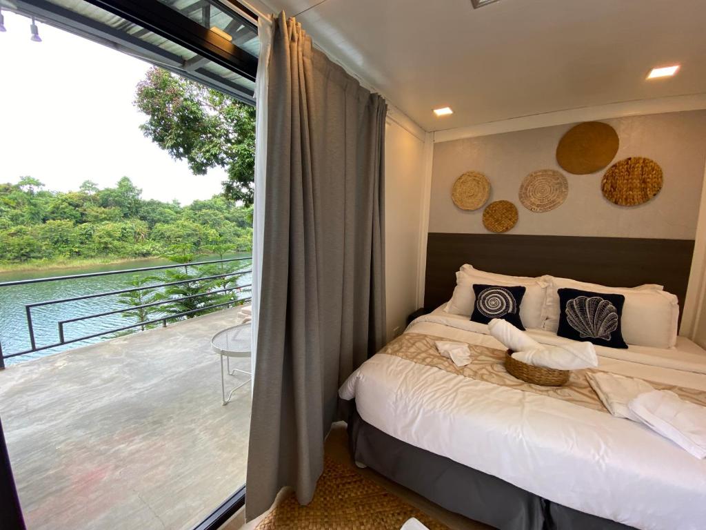 CavintiCaliraya Mountain Lake Resort的一间卧室设有一张床和一个阳台