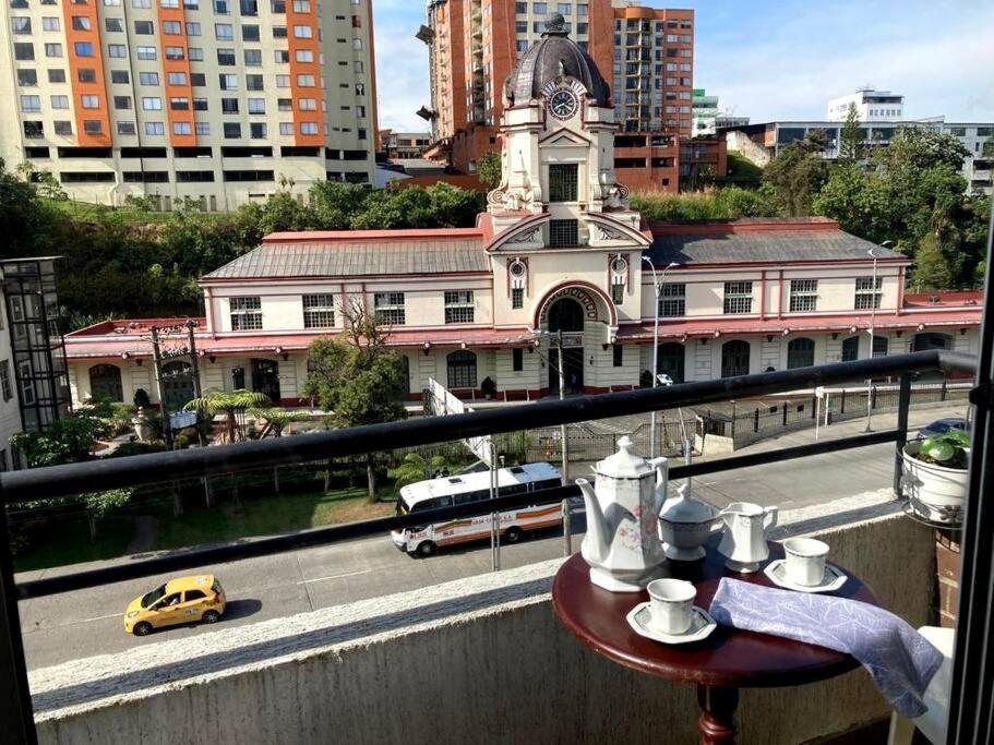 马尼萨莱斯Apto. acogedor cerca de todo lo mejor de la ciudad的阳台设有一张桌子,享有城市美景。
