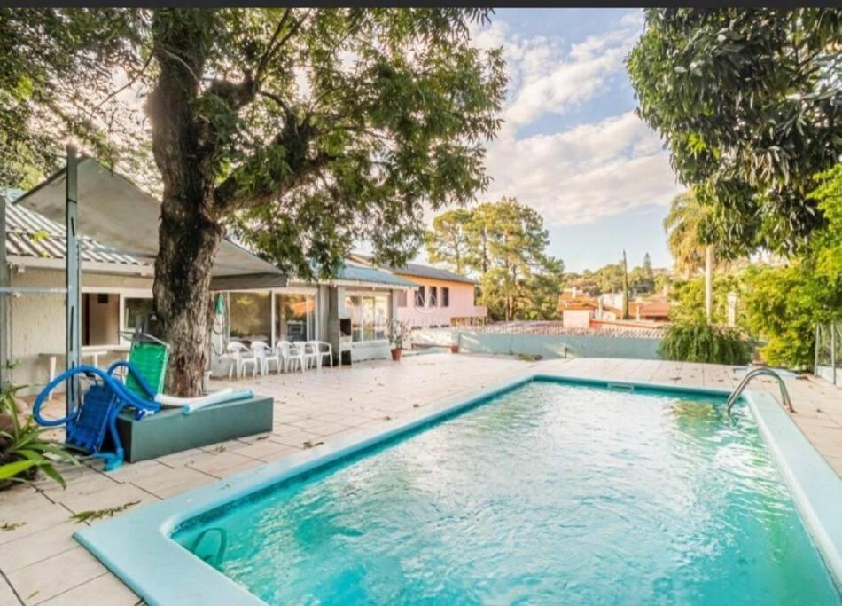 阿雷格里港Linda casa Assunção com Piscina Aquecida的一座房子后院的游泳池
