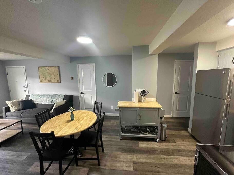 康沃尔Freshly Renovated 2 bedroom unit的厨房以及带桌子和沙发的客厅。