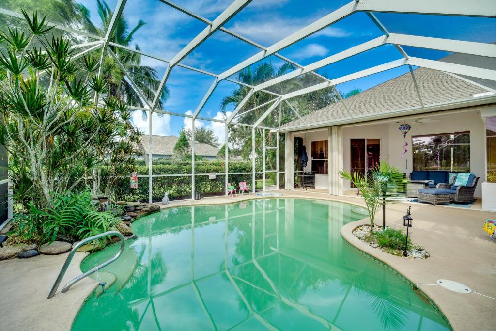 Merritt IslandRanch-Style Florida Retreat with Pool and Lanai的一座带玻璃天花板的别墅内的游泳池