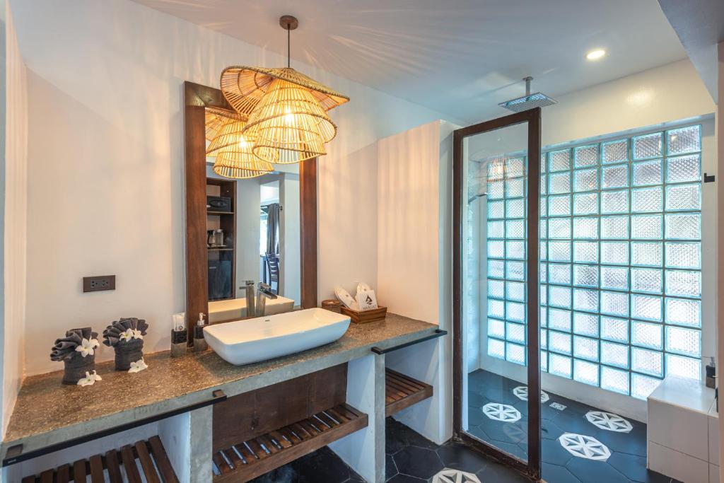 卢纳将军城赛尔高岛维拉斯酒店的一间带水槽和大镜子的浴室
