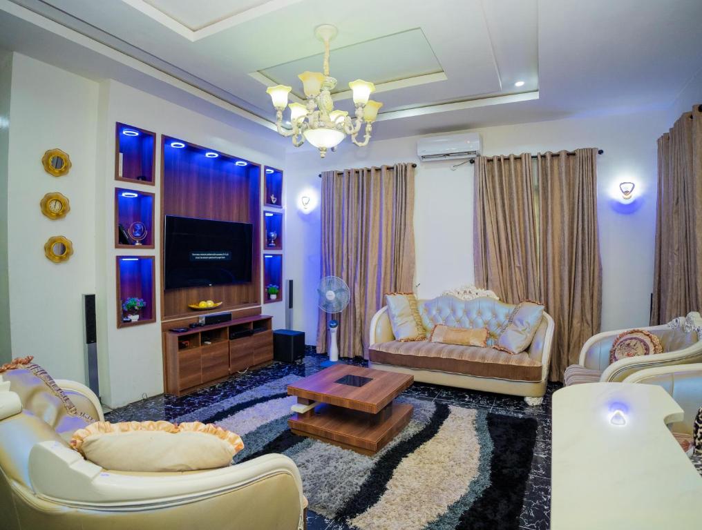 莱基Luxury 4 bedroom duplex的客厅配有两张沙发和一台电视机