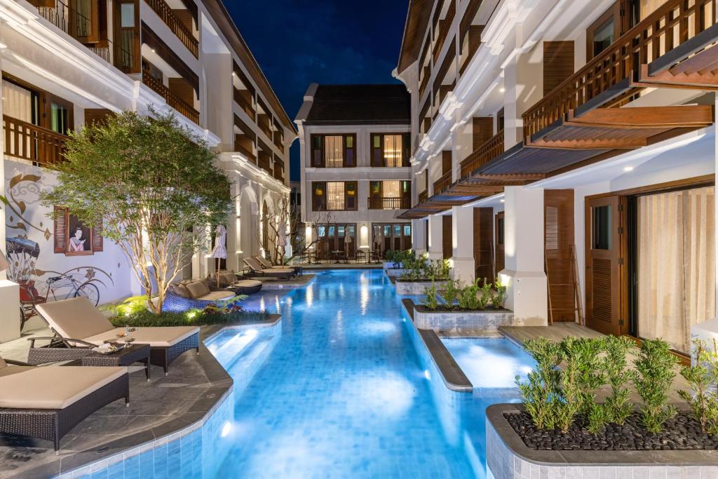 清迈Hotel Sensai Nimman Chiang Mai - Adults Only的一张酒店游泳池的图片