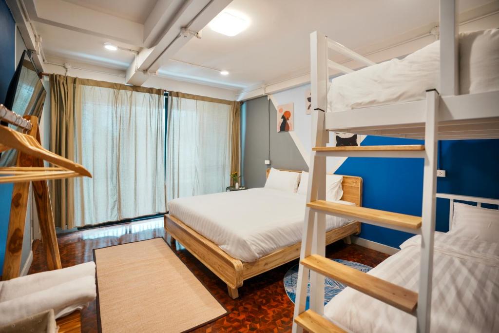 清迈Summer house的客房设有两张双层床和一张床。