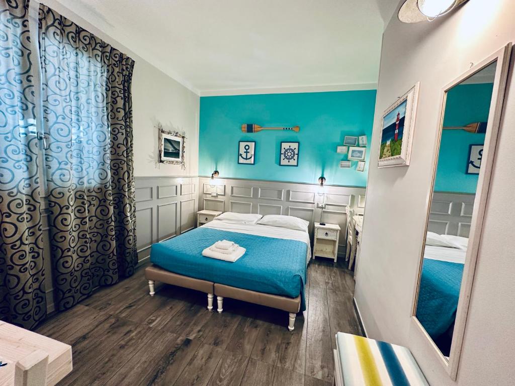 西维尔诺瓦·马尔凯AlCivico3的一间拥有蓝色墙壁的卧室和一张带镜子的床