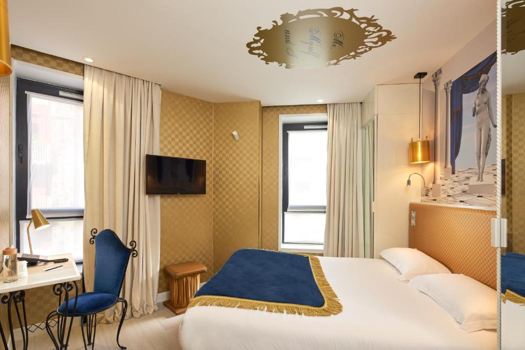 巴黎维斯维萨酒店的配有一张床和一张书桌的酒店客房
