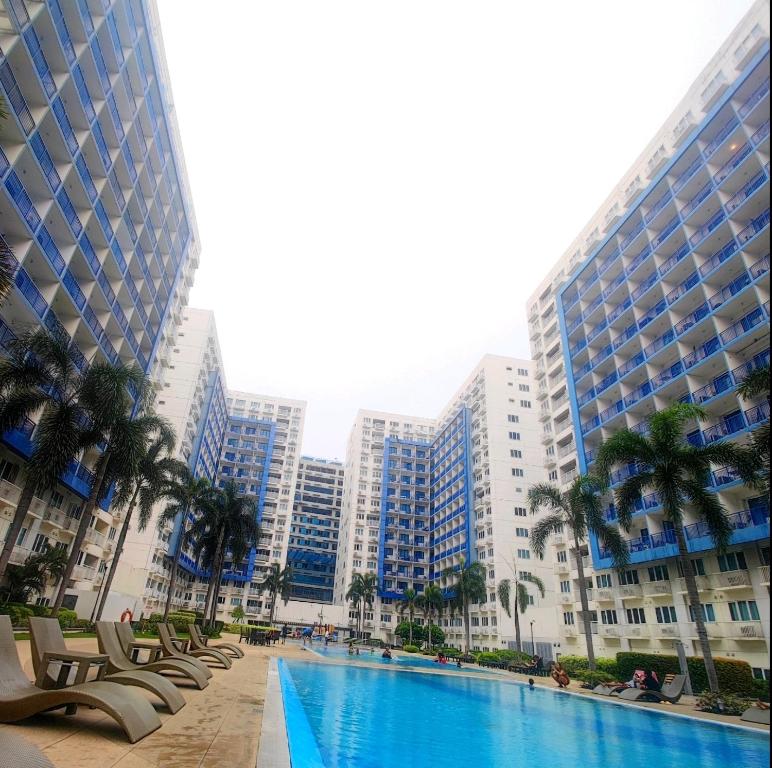马尼拉Sea Residences by Jan & Val Alano的一座位于城市中心,拥有高楼建筑的游泳池